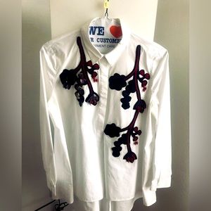 Very nice cotton blouse w/appliqué!. Size L